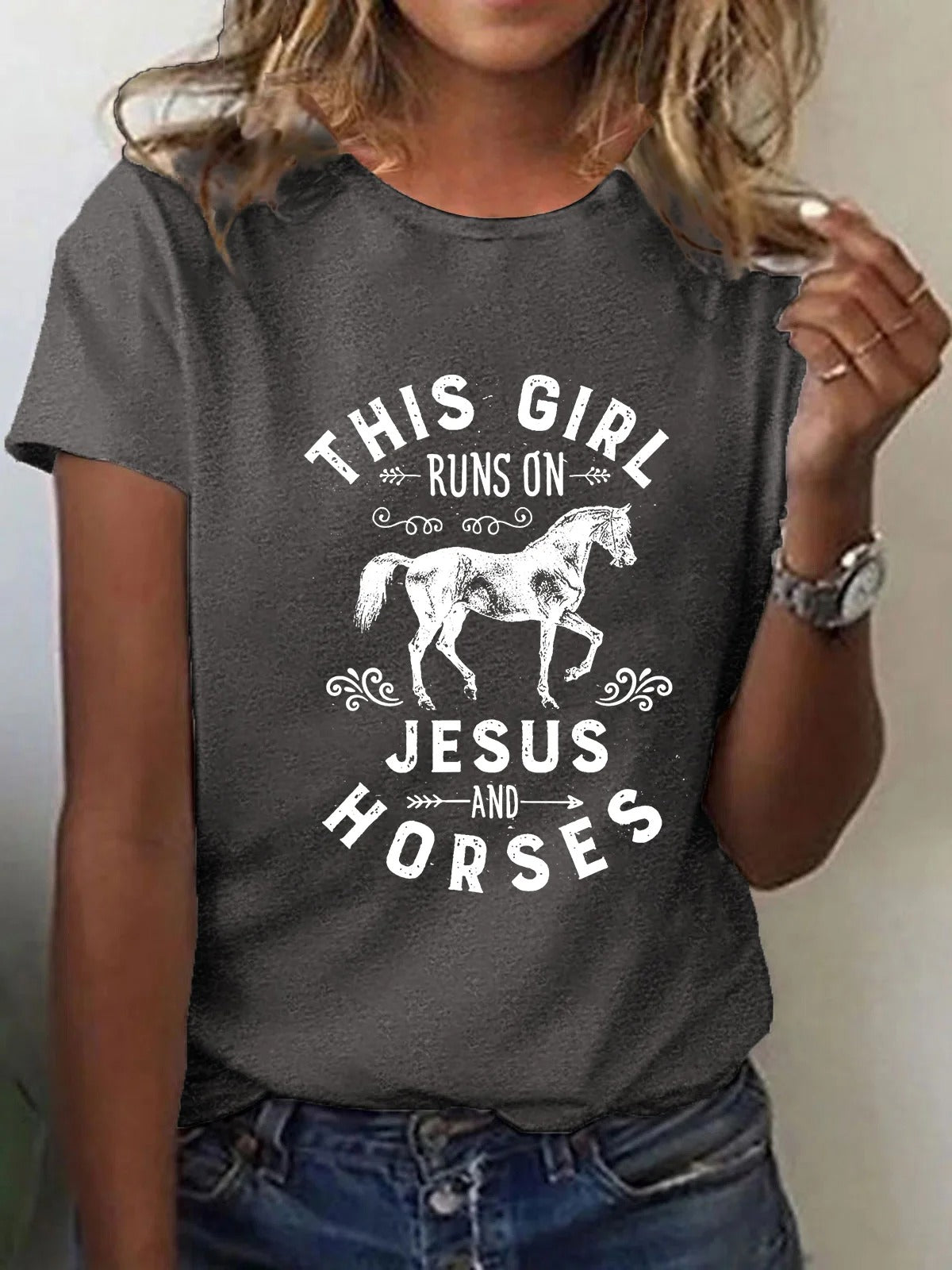 T-shirt imprimé « Cette fille court avec Jésus et les chevaux » pour femme