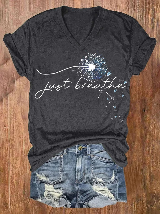 T-shirt à manches courtes et col en V imprimé Just Breathe pour femme