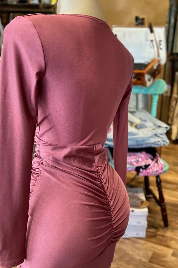 Jolie robe fendue à manches longues et col en V