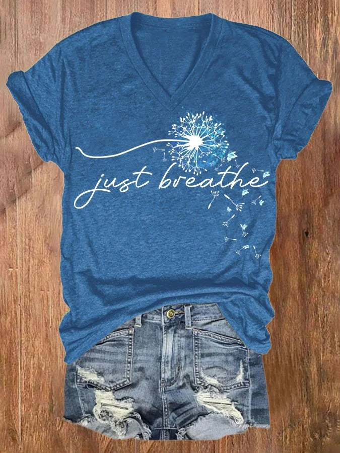 T-shirt à manches courtes et col en V imprimé Just Breathe pour femme