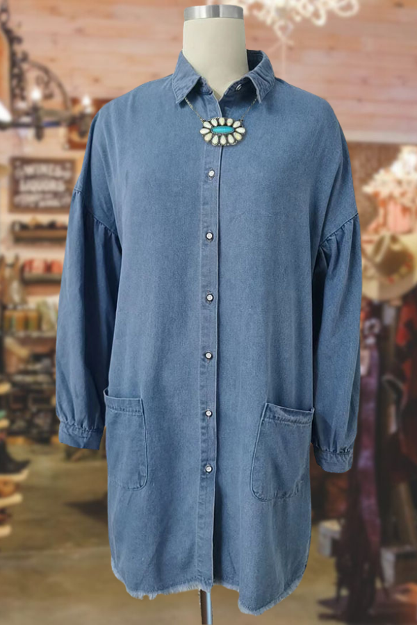 Lockeres, langärmliges Denimkleid mit offener Kante