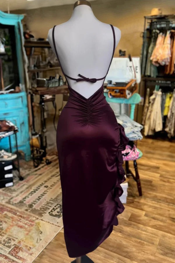 Jolie robe en satin fendue à volants