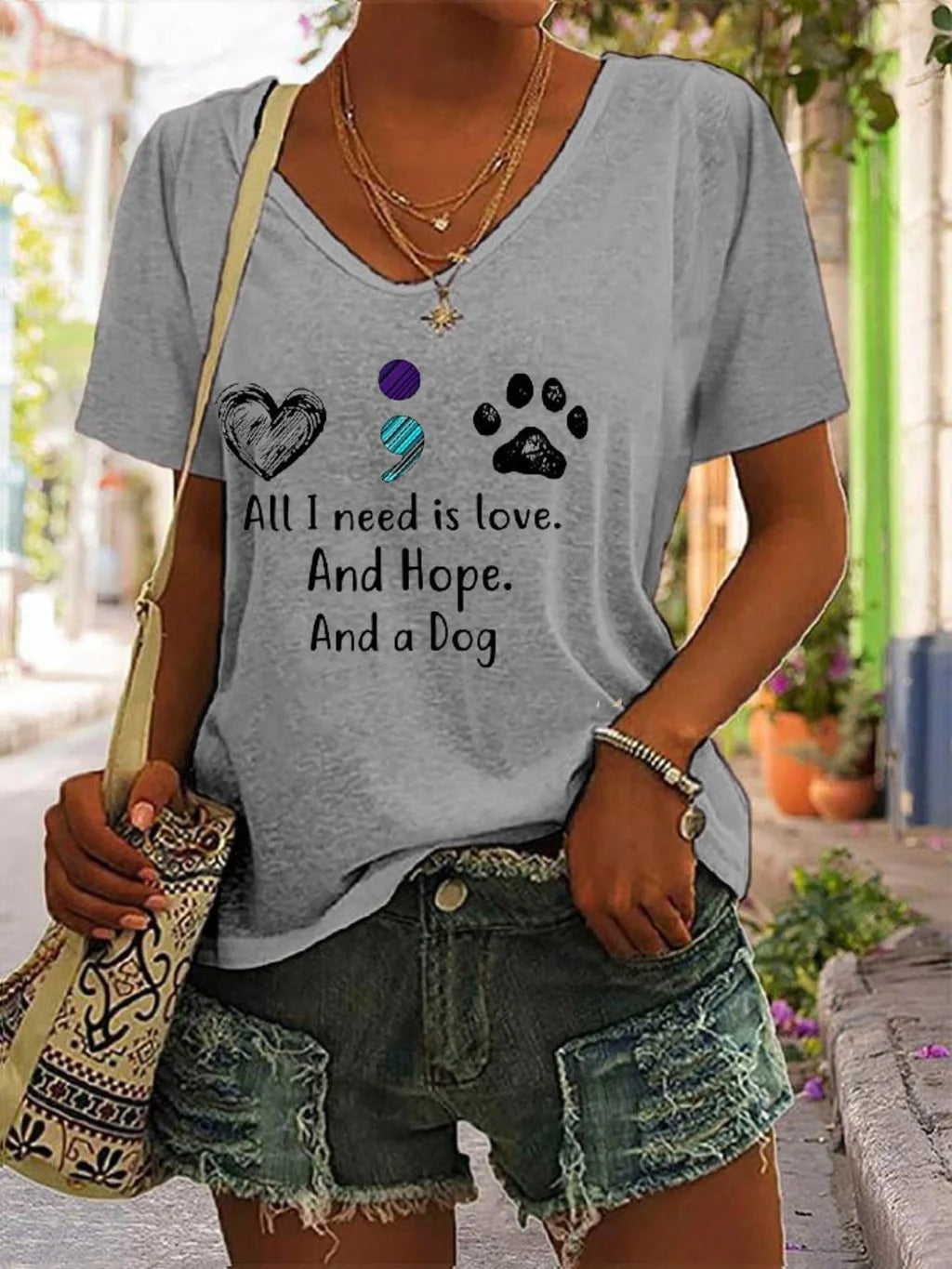 T-shirt col V imprimé pour femme « Tout ce dont j'ai besoin, c'est d'amour, d'espoir et d'un chien » pour la sensibilisation au suicide