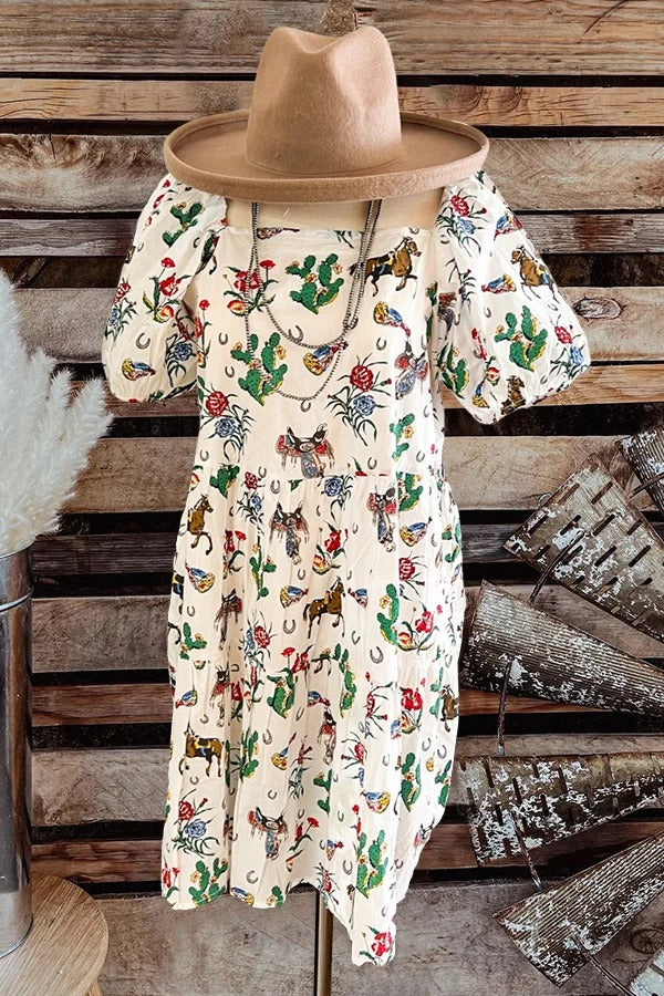 Hübsches Kleid mit Puffärmeln und Western-Cowgirl-Print