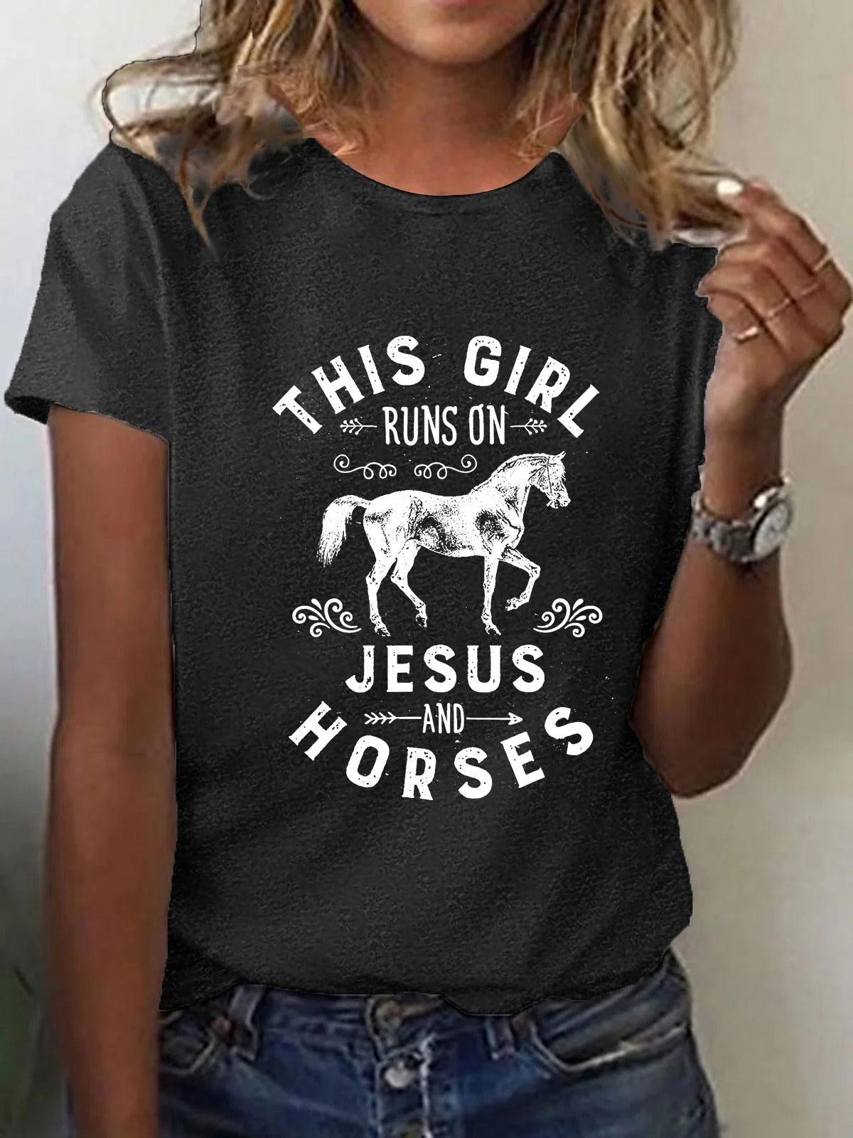 T-shirt imprimé « Cette fille court avec Jésus et les chevaux » pour femme