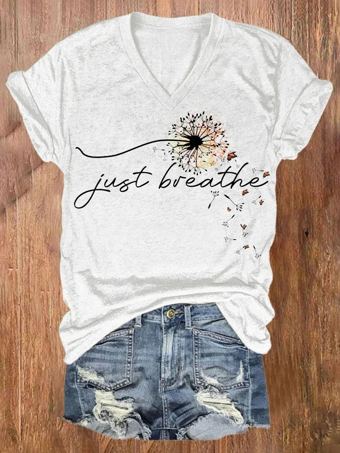 T-shirt à manches courtes et col en V imprimé Just Breathe pour femme