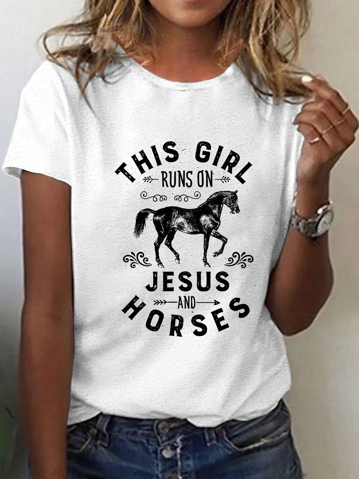 T-shirt imprimé « Cette fille court avec Jésus et les chevaux » pour femme