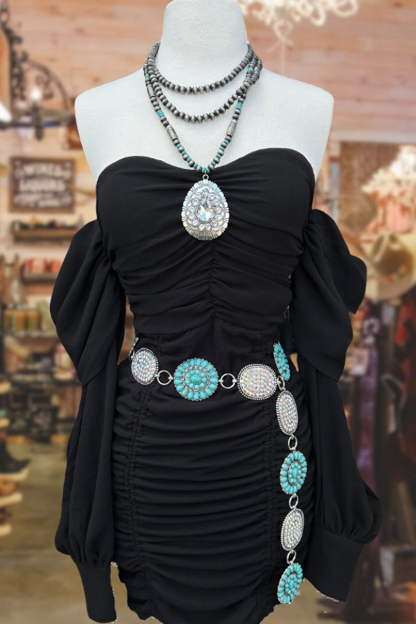 Schulterfreies, figurbetontes Kleid mit Rüschen