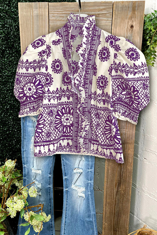 Haut à col en V à volants et smocks imprimé abstrait