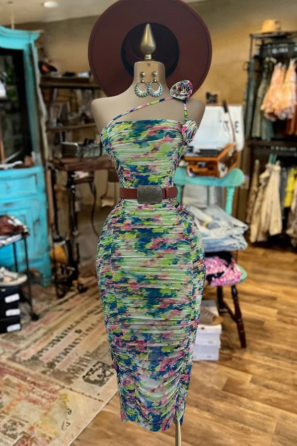 Robe fendue à une épaule et imprimé abstrait