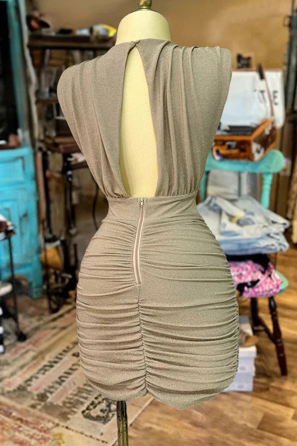 Robe plissée brillante et élégante