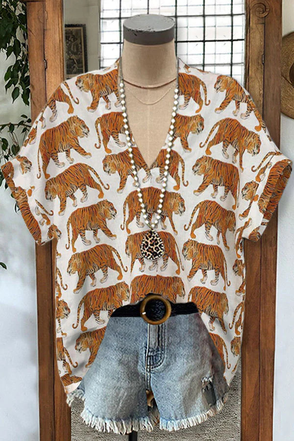 Basic-Top mit V-Ausschnitt und Tiger-Print