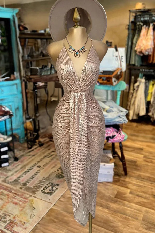 Robe plissée à paillettes brillantes et col en V