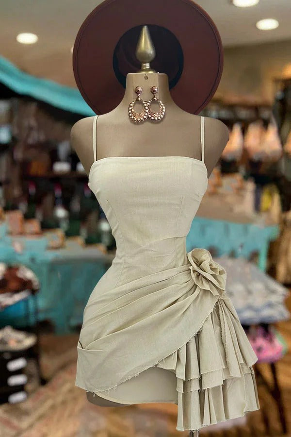 Asymmetrisches Minikleid mit Rüschen und Blumenmuster