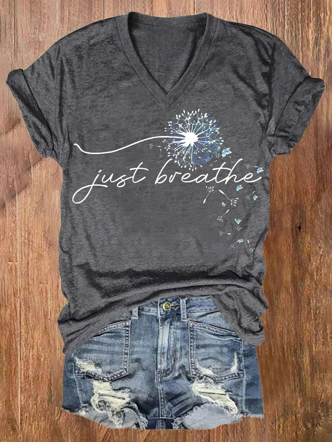 T-shirt à manches courtes et col en V imprimé Just Breathe pour femme