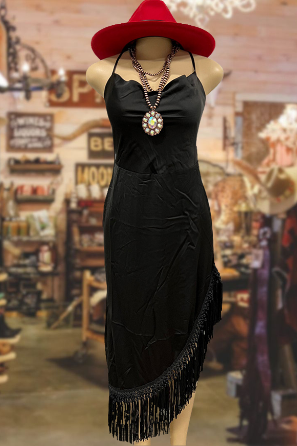 Belle robe en satin à franges