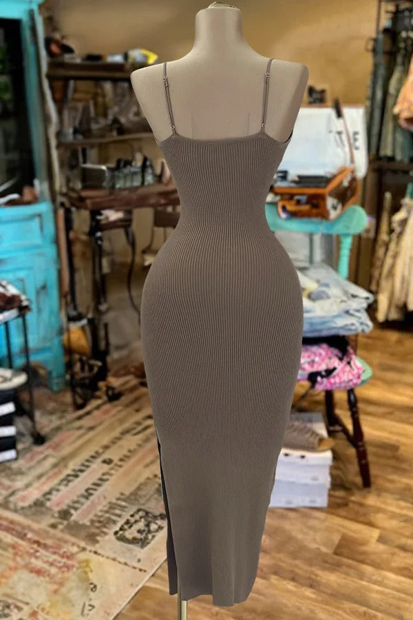 Robe en maille fendue sur le côté et torsadée