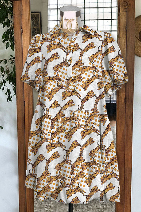 Plissiertes Kleid mit Tiger-Print und Punkten