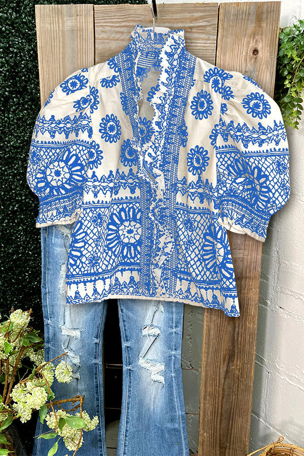 Haut à col en V à volants et smocks imprimé abstrait