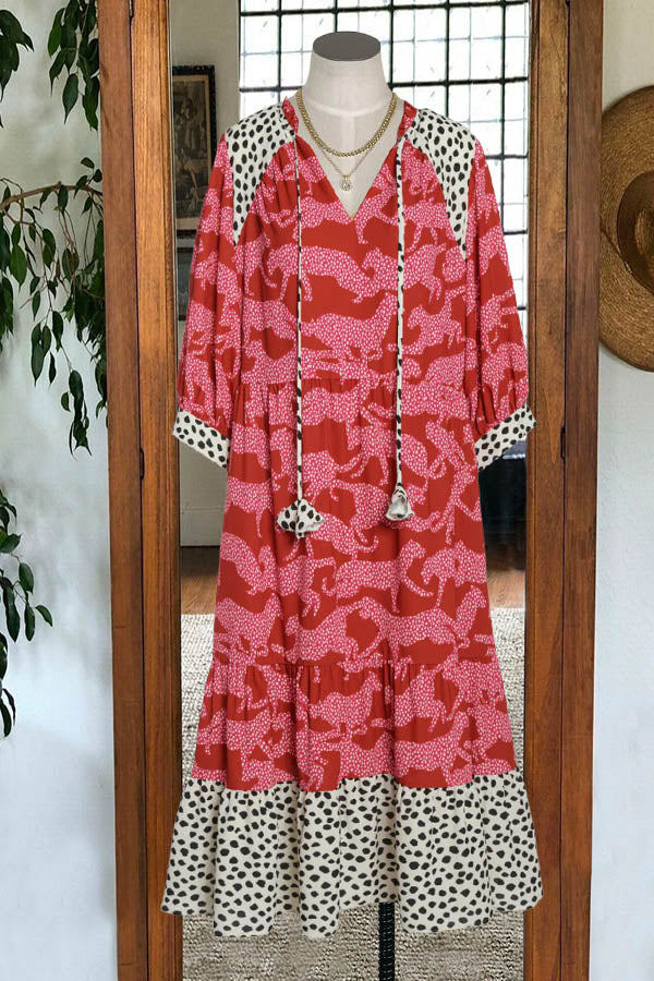 Gestuftes Midikleid mit Punktemuster und Bindeband