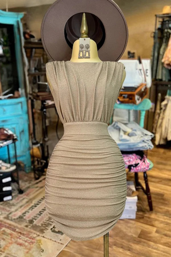 Robe plissée brillante et élégante