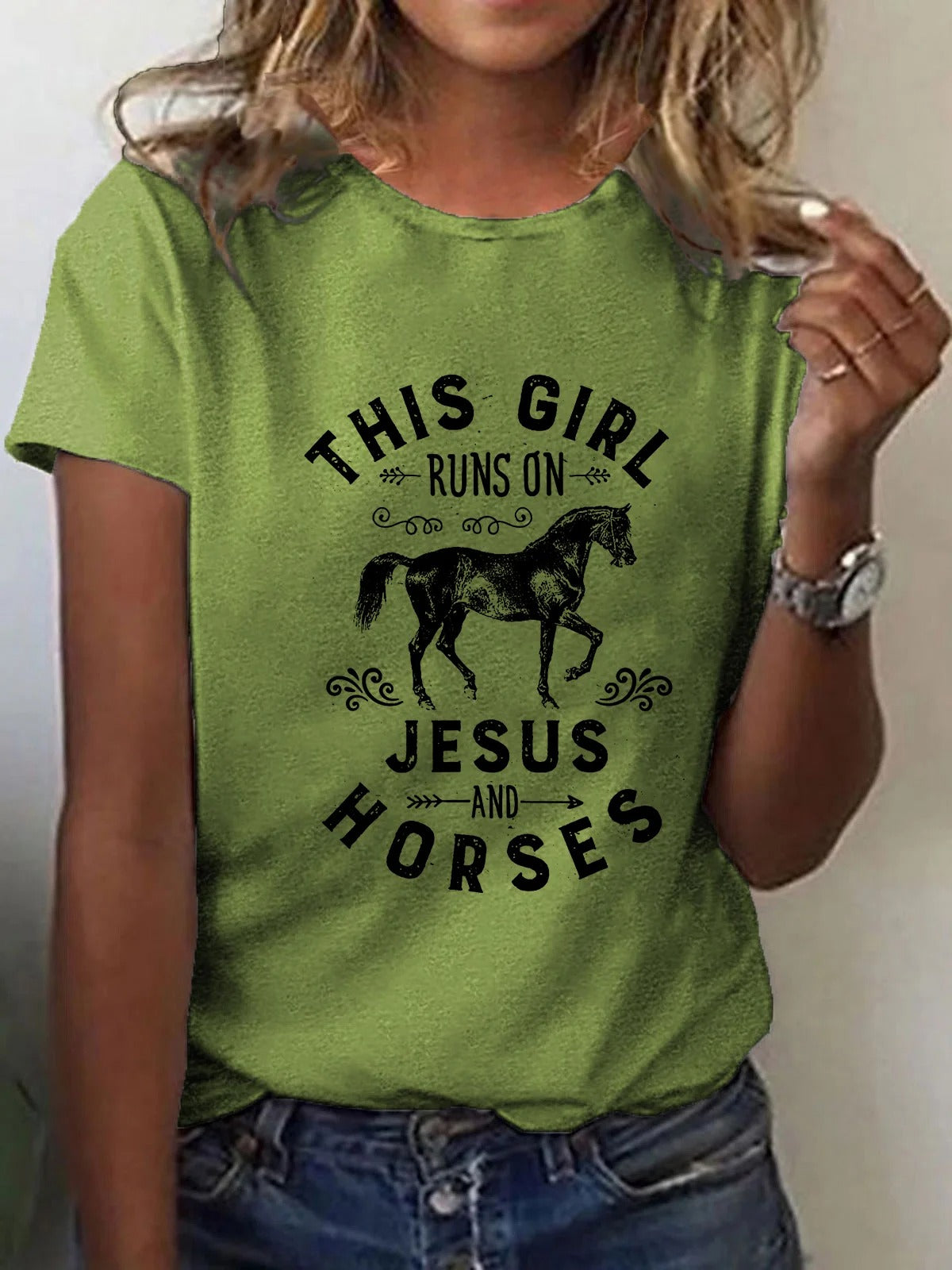 T-shirt imprimé « Cette fille court avec Jésus et les chevaux » pour femme
