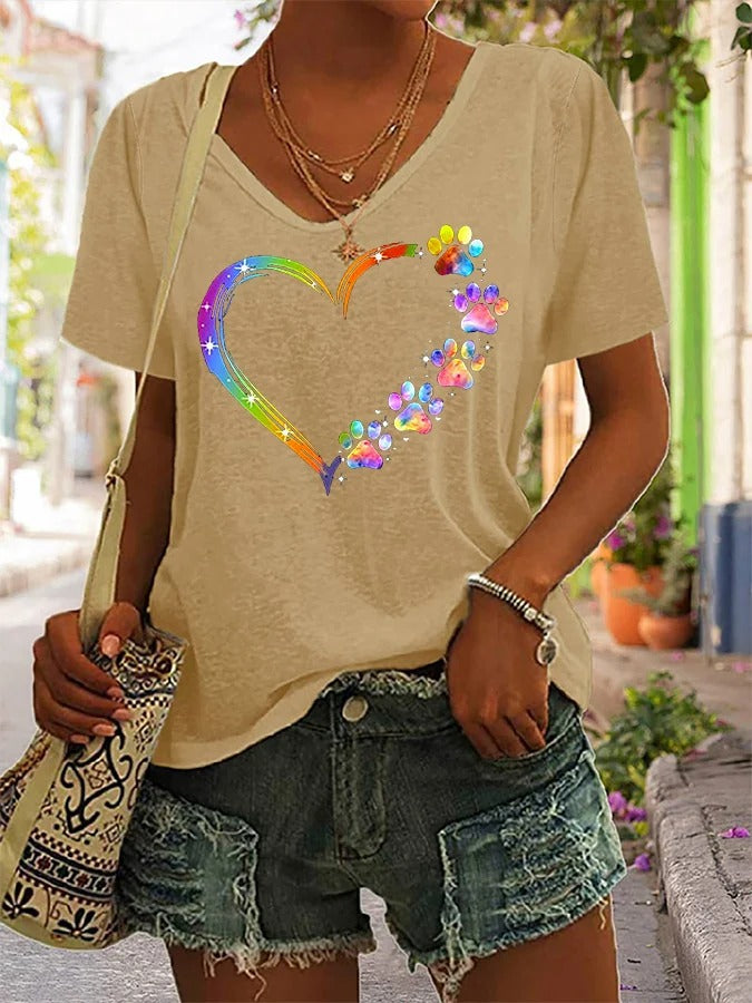 T-shirt col V à imprimé cœur et pattes coloré pour femme