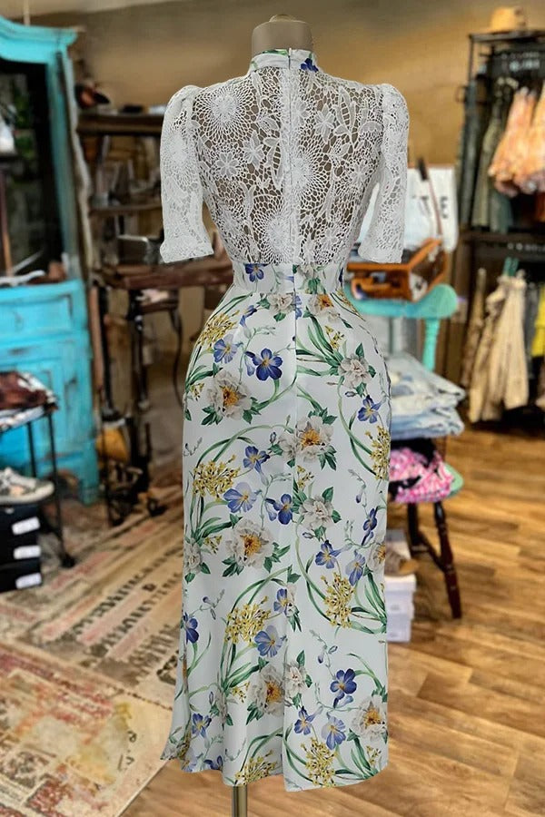 Kleid mit Spitzeneinsatz und Blumenmuster