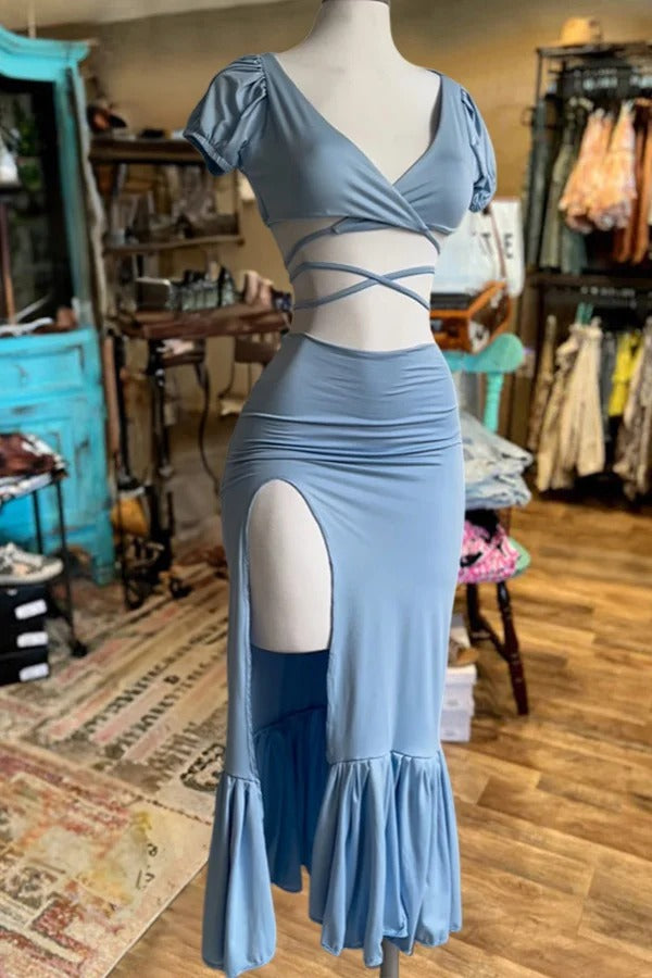 Wunderschönes Trägerkleid mit V-Ausschnitt und Schlitz