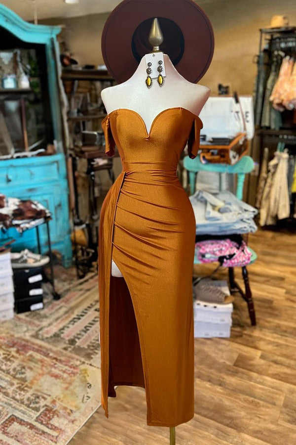 Robe fendue en satin à épaules dénudées