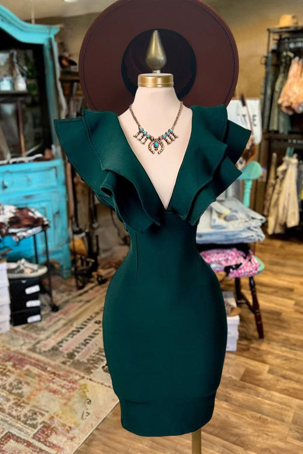 Lässiges Kleid mit Rüschen und V-Ausschnitt