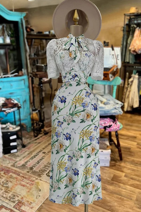 Kleid mit Spitzeneinsatz und Blumenmuster