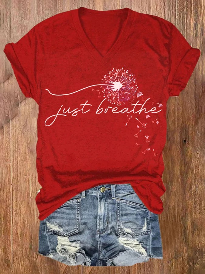 T-shirt à manches courtes et col en V imprimé Just Breathe pour femme