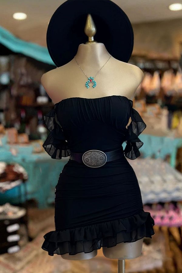 Belle robe mini à volants et épaules dénudées