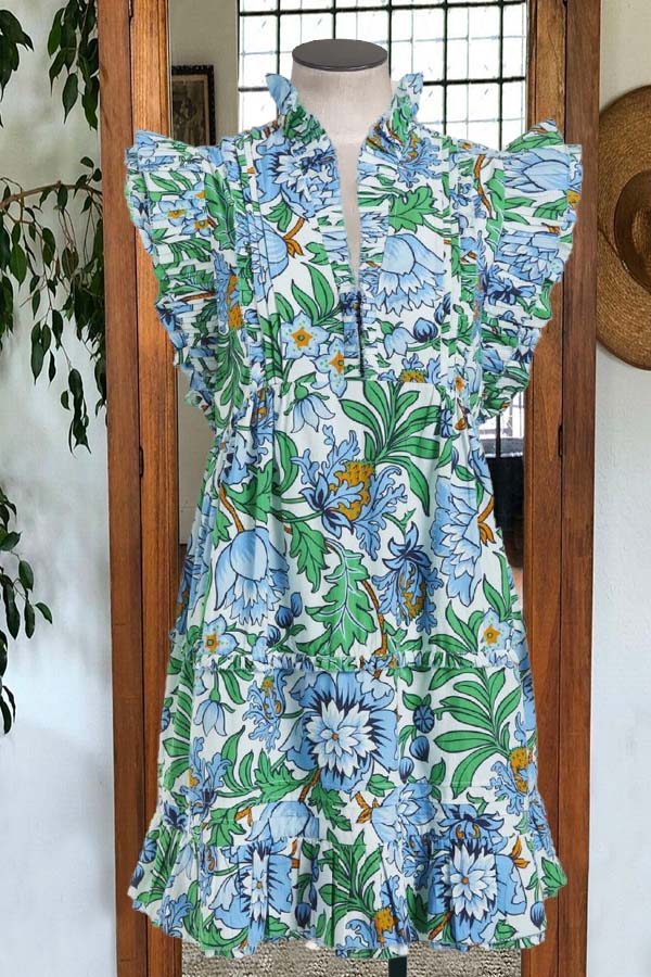 Belle mini-robe plissée à manches volantées