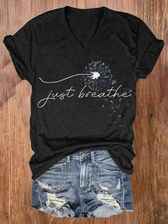 T-shirt à manches courtes et col en V imprimé Just Breathe pour femme