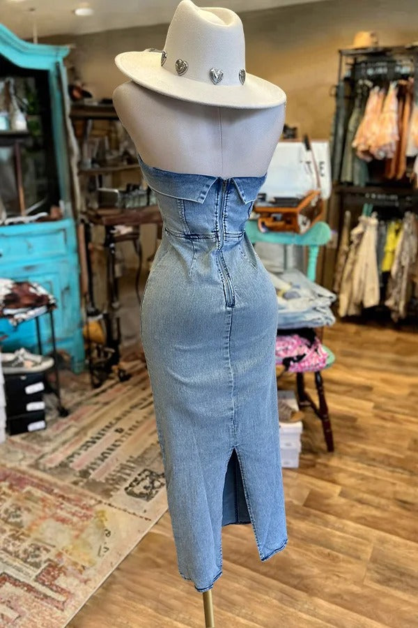 Trägerloses gefaltetes Kleid aus gewaschenem Vintage-Denim