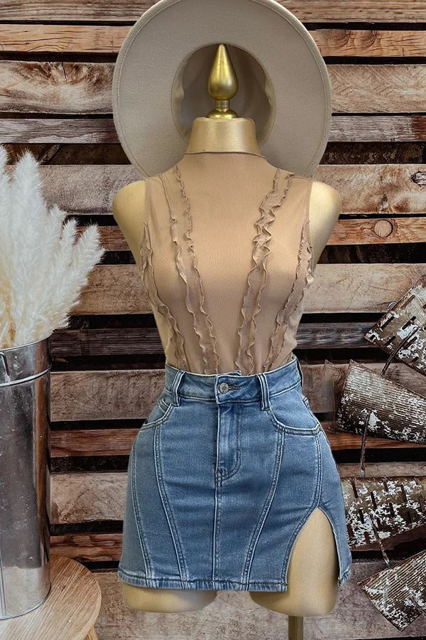 Mini-jupe fendue en denim délavé vintage