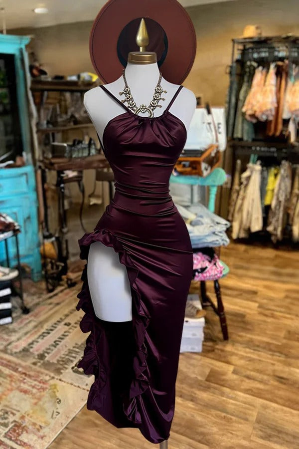 Jolie robe en satin fendue à volants