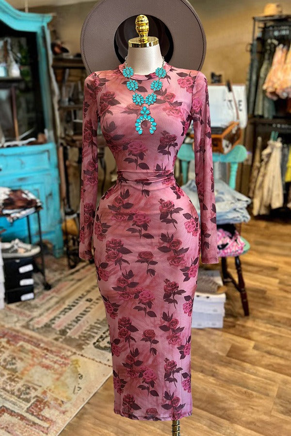 Belle robe mi-longue fleurie à manches longues en maille