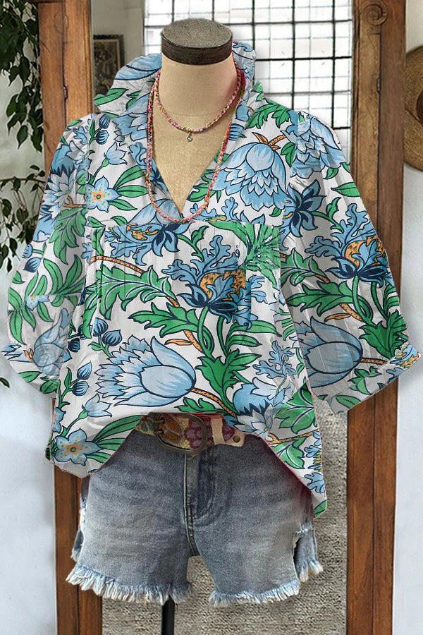 Wunderschöne Bluse mit V-Ausschnitt und plissierten Rüschen und Blumenmuster