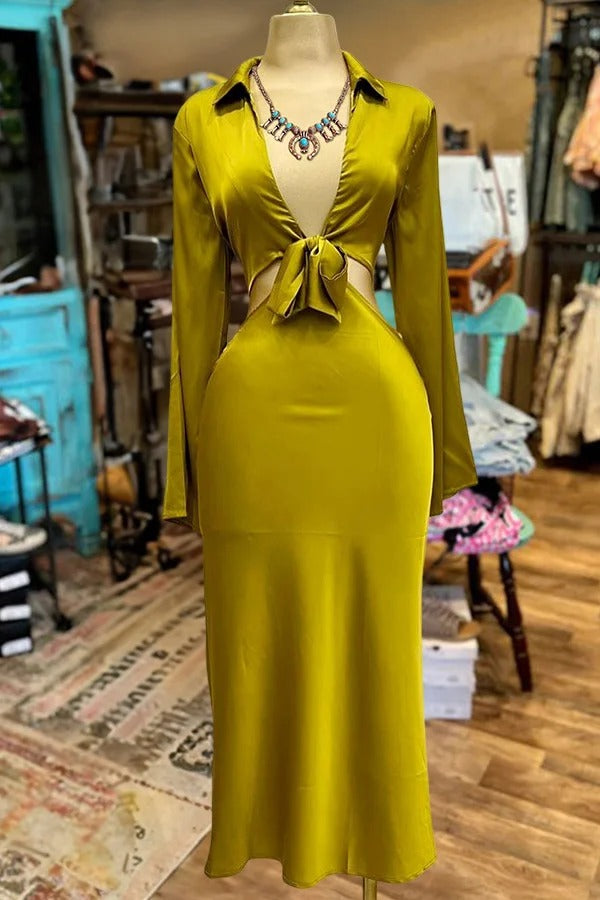 Wunderschönes Satinkleid mit V-Ausschnitt und langen Ärmeln