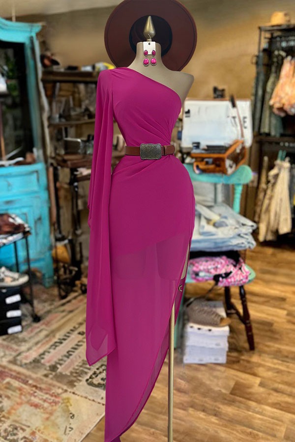 Robe asymétrique à une épaule et manches cloche