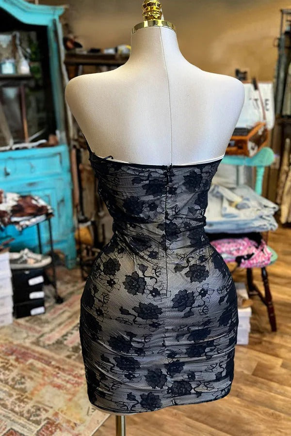 Belle mini-robe corset en dentelle