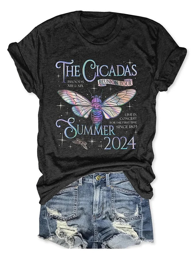 Damen-T-Shirt mit V-Ausschnitt und „Cicada Reunion Summer 2024“-Print