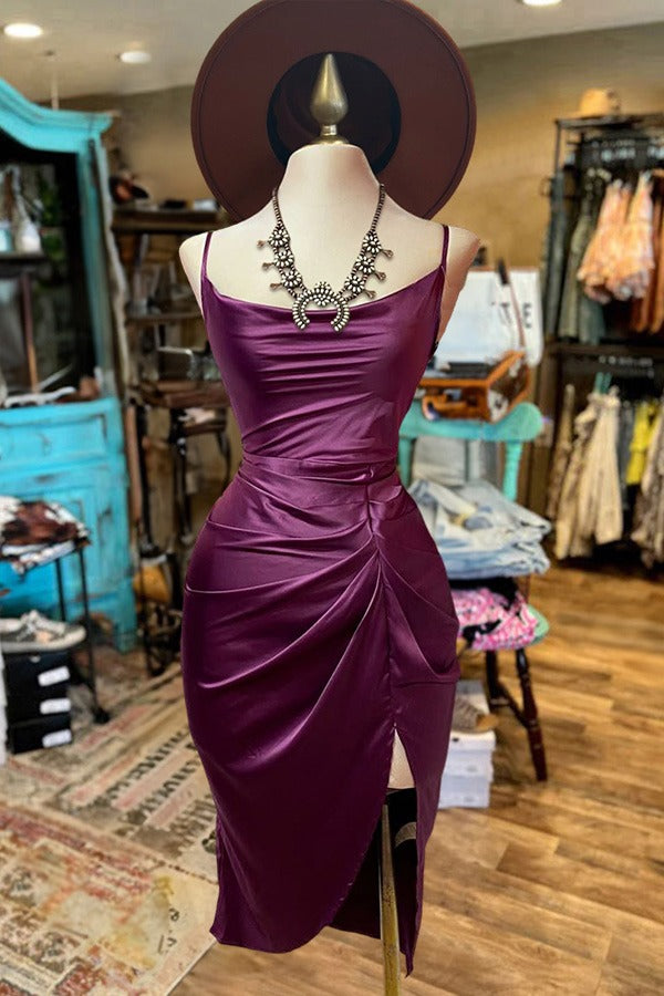 Plissiertes Satinkleid mit Schlitz