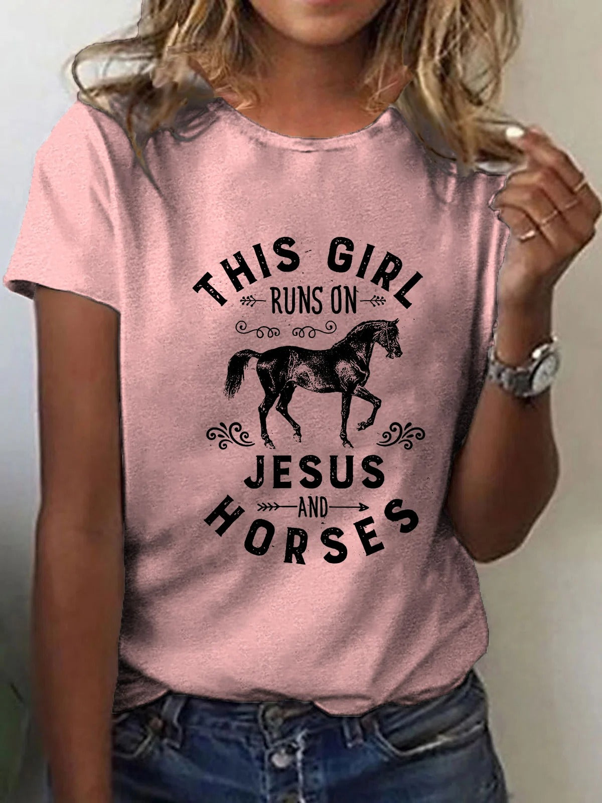 T-shirt imprimé « Cette fille court avec Jésus et les chevaux » pour femme