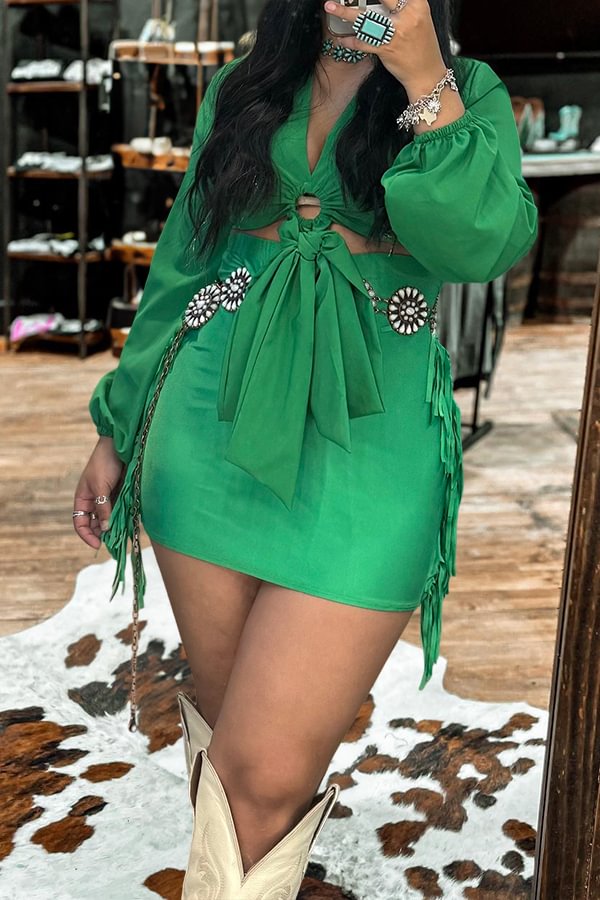 Wunderschönes Kleid mit V-Ausschnitt, Schnürung und Cut-outs