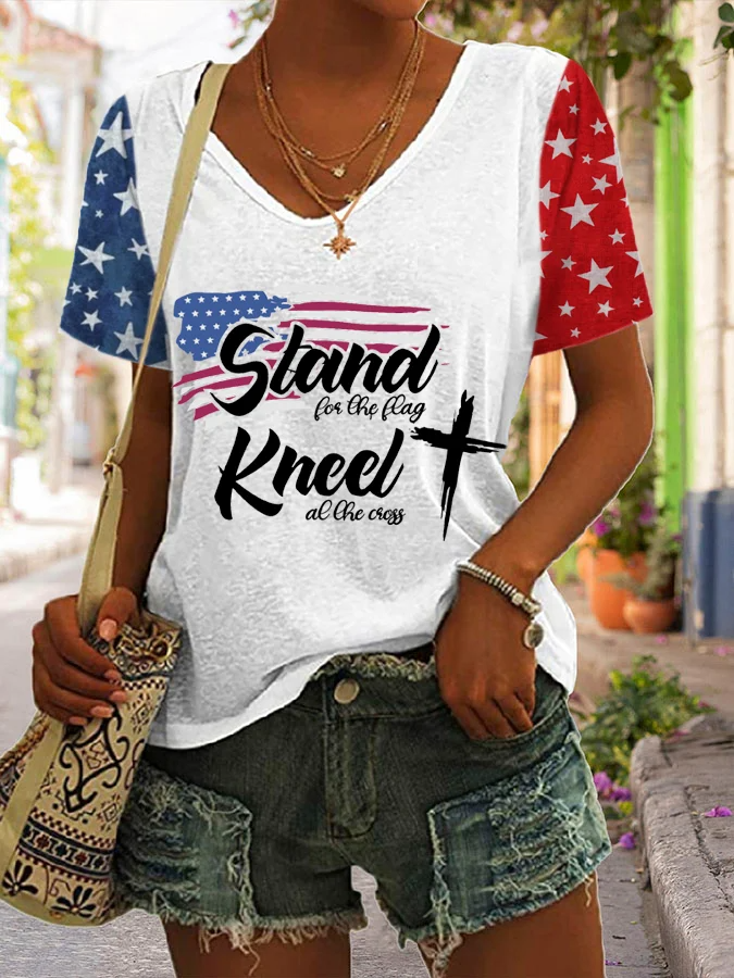 T-shirt col V imprimé « Stand For The Flag » et « Kneeley For The Cross » pour femme