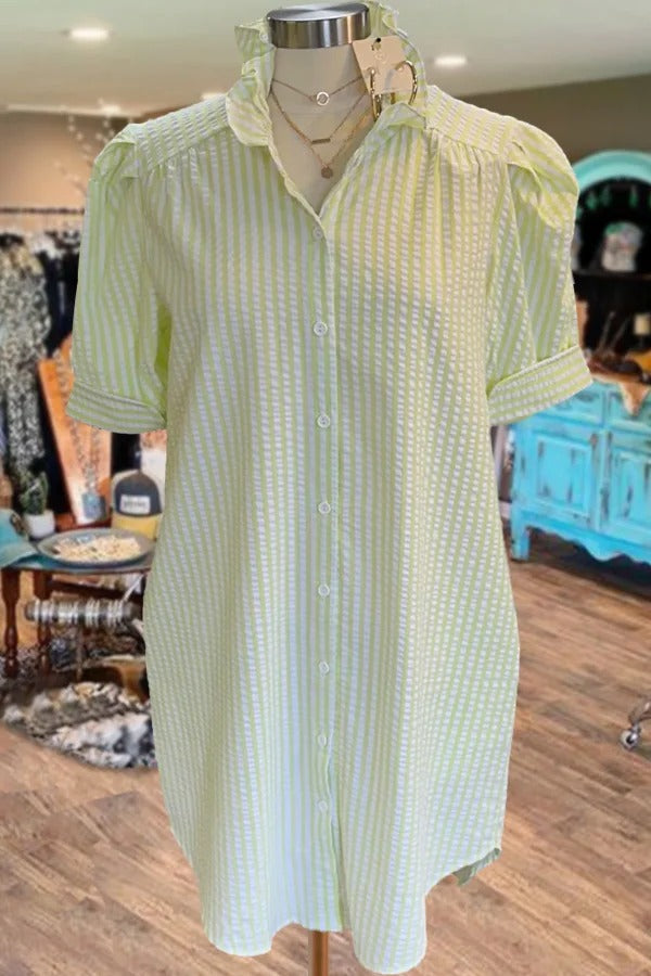 Lässiges Etuikleid mit Rüschenkragen, Knopfleiste vorne und Ellenbogenpartie, kurzen Ärmeln